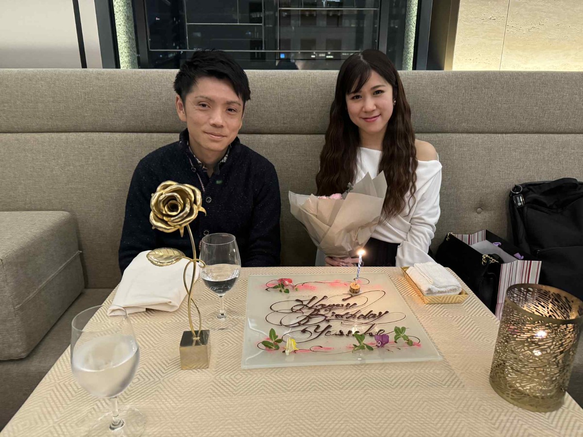 がんがわかってから変わらぬポジティブな姿勢で支え続けてくれる妻、里瑛子さん（右）（野村陽介さん提供）