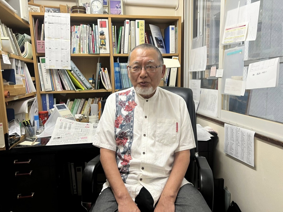 西村武彦さん。札幌市の事務所の自室で(撮影・岩永直子)