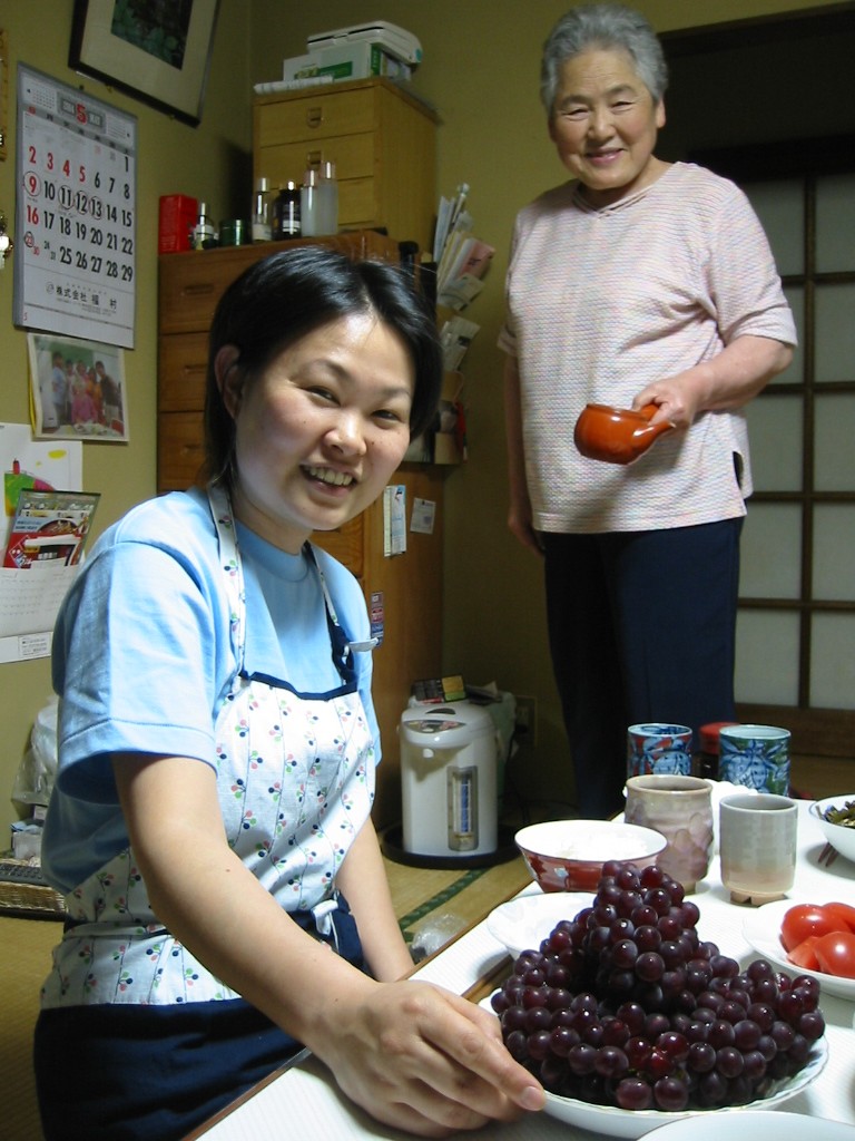 4人で一緒に暮らしていた頃、義母と（小池紀子さん提供）