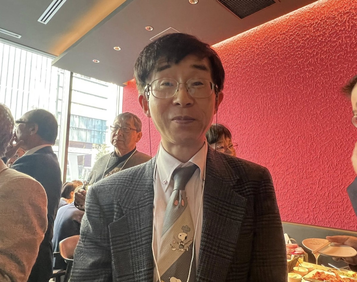 森内浩幸さん。いつもつけているスヌーピーのネクタイ、今回はパーティー仕様だ。