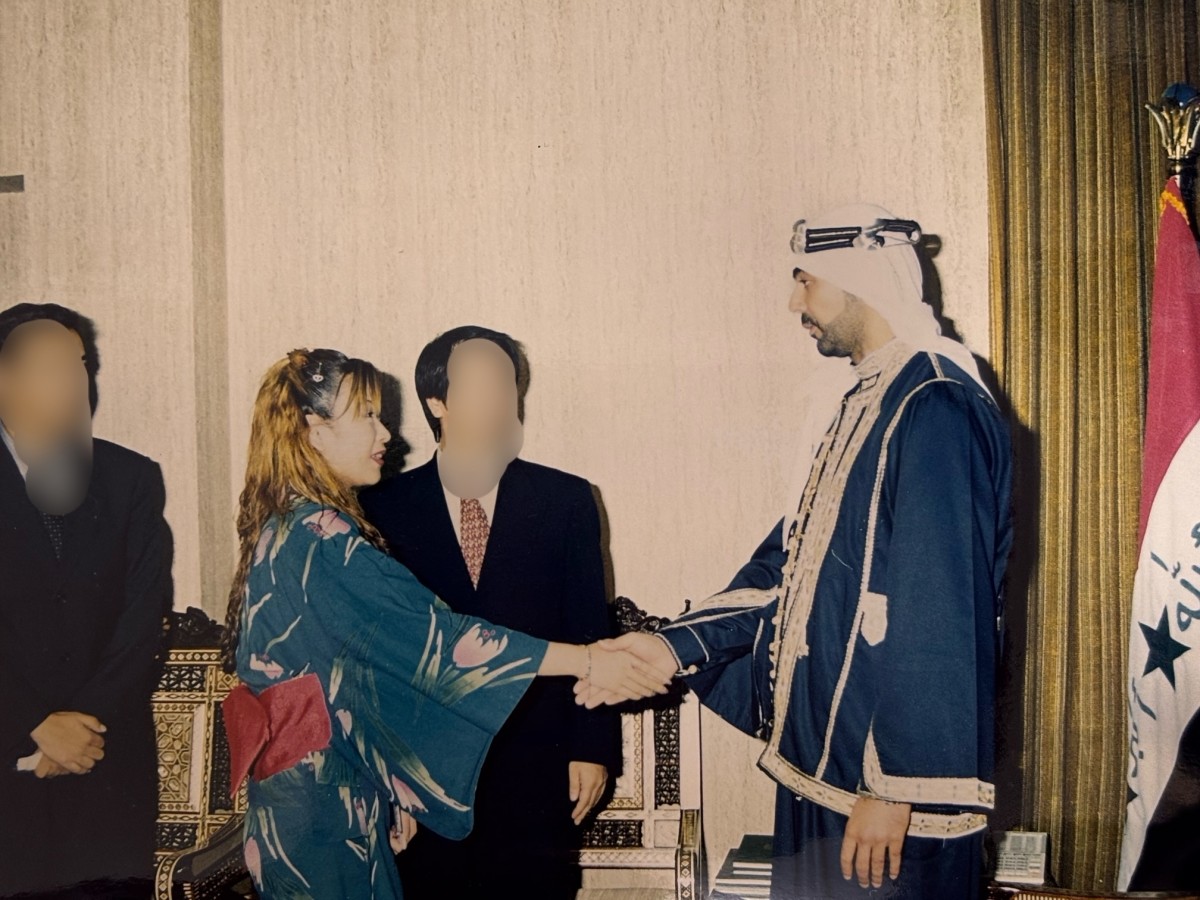 99年、２度目の海外でイラクに行き、ライブ。大統領宮殿でサダム・フセイン大統領の長男、ウダイ・フセイン氏と会見（雨宮処凛さん提供）