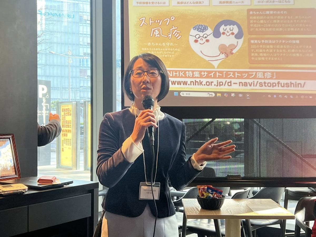 取材に協力してくれた患者や母親たちに感謝の言葉を述べる松岡康子さん