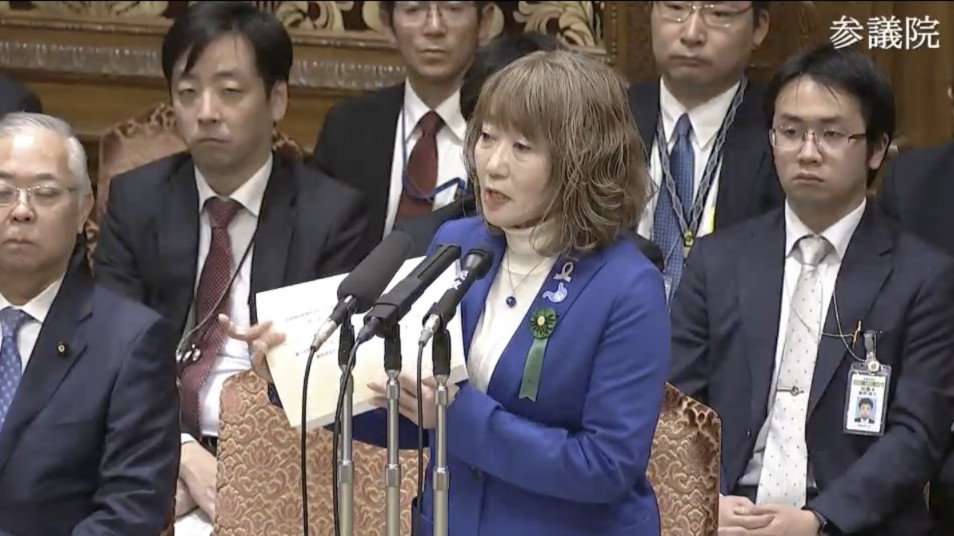 参議院予算委員会の参考人質疑で、患者アンケートを手に患者の現状と見直しを立ち止まるよう訴える轟浩美さん。この時はまだ自分ががんになるとは思っていなかった。