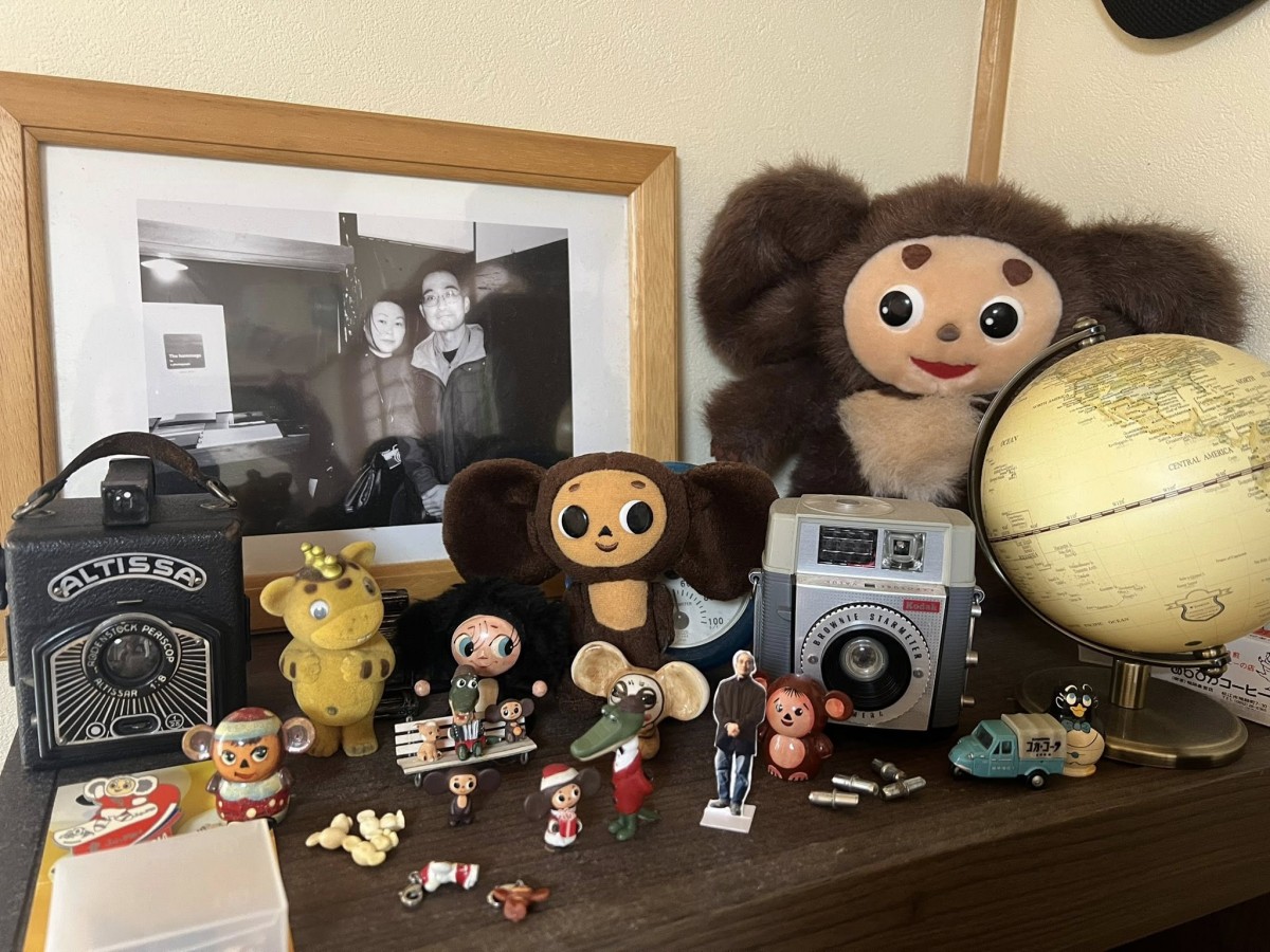 徹さんが大好きで手作りもしていたチェブラーシュカの人形とクラシックカメラ