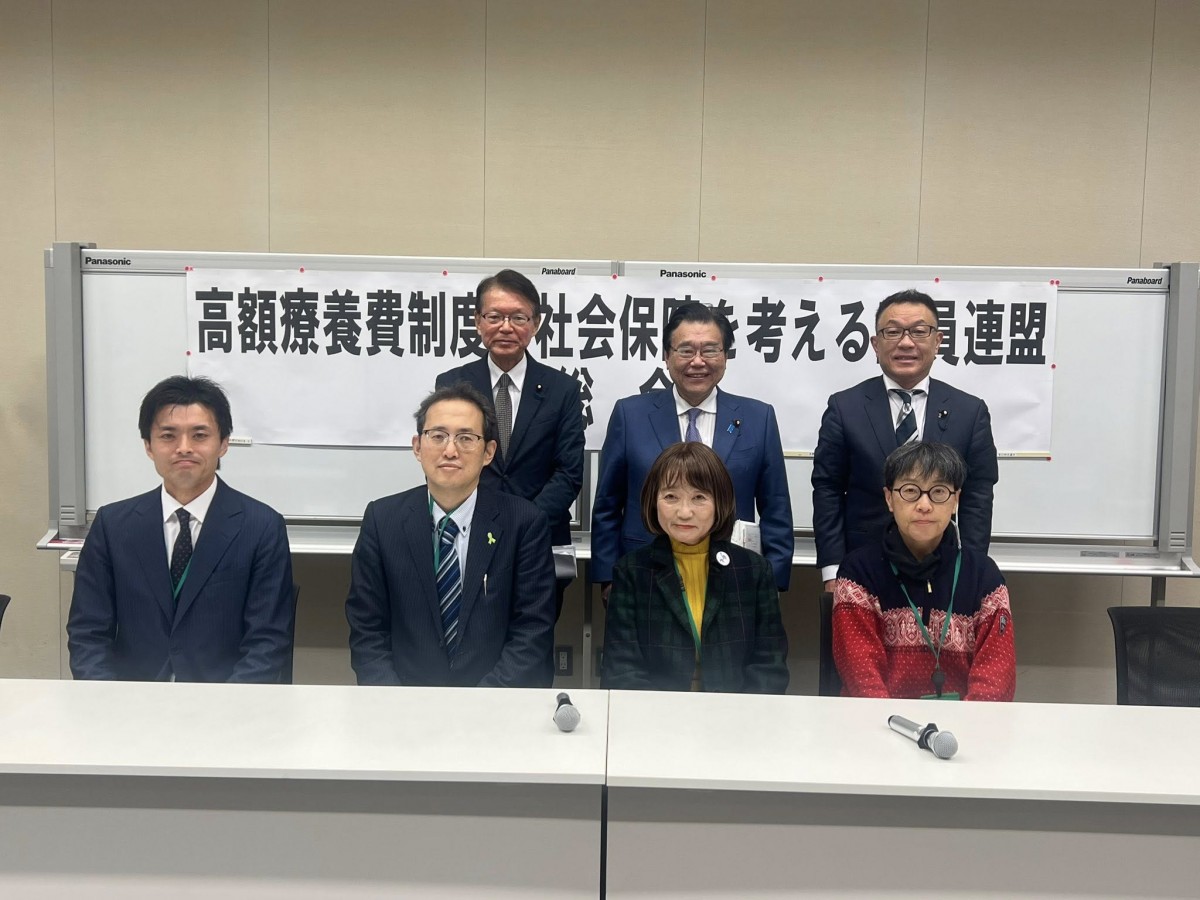 議連の役員と患者団体代表の皆さん（撮影・岩永直子）