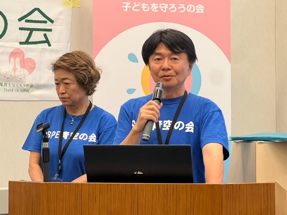 2回接種により、自分だけでなく、周りの免疫を持っていない子供たちも守ってほしいと訴える治仁さん(撮影・岩永直子)