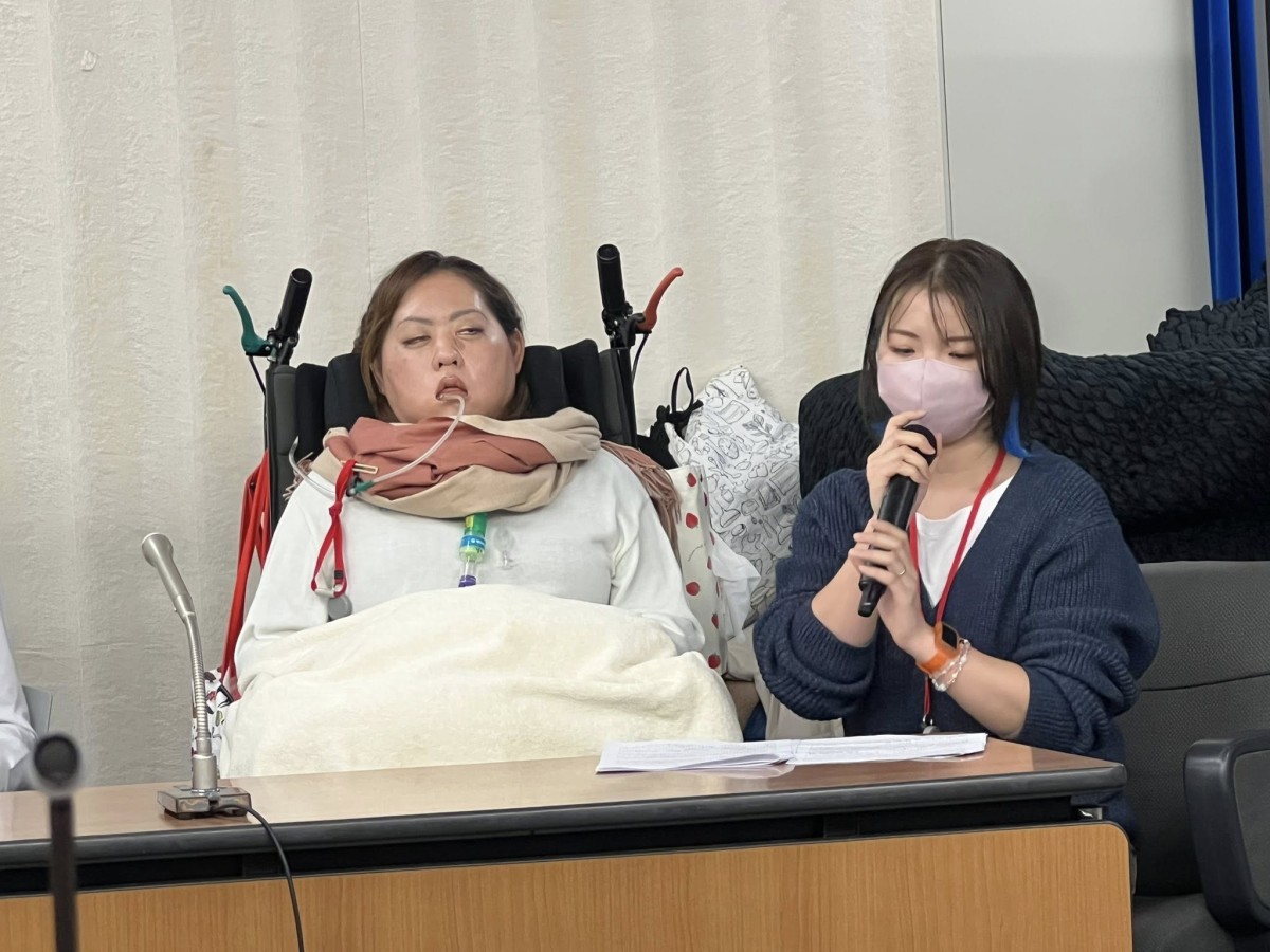 酒井ひとみさん（左）とヘルパーの彦田友香さん（右）