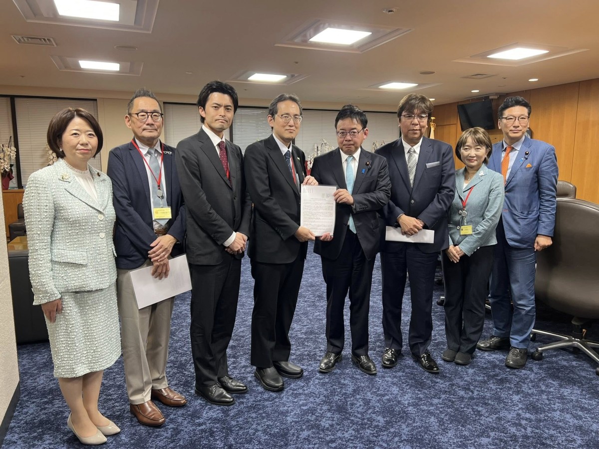 要望書を手渡す患者団体代表らと上野厚労相（右から4番目）