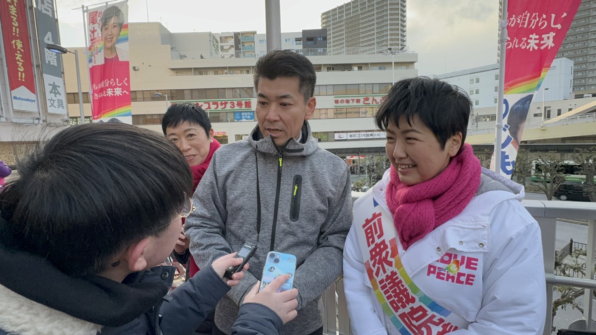 2024年3月9日、尾辻かな子、泉健太、辻󠄀元清美3氏に取材する川中だいじさん（※街頭演説後に取材、日本中学生新聞提供）