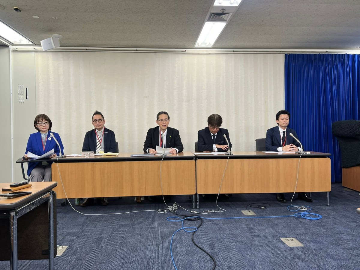 記者会見で要望書の内容を説明する天野全がん連理事長