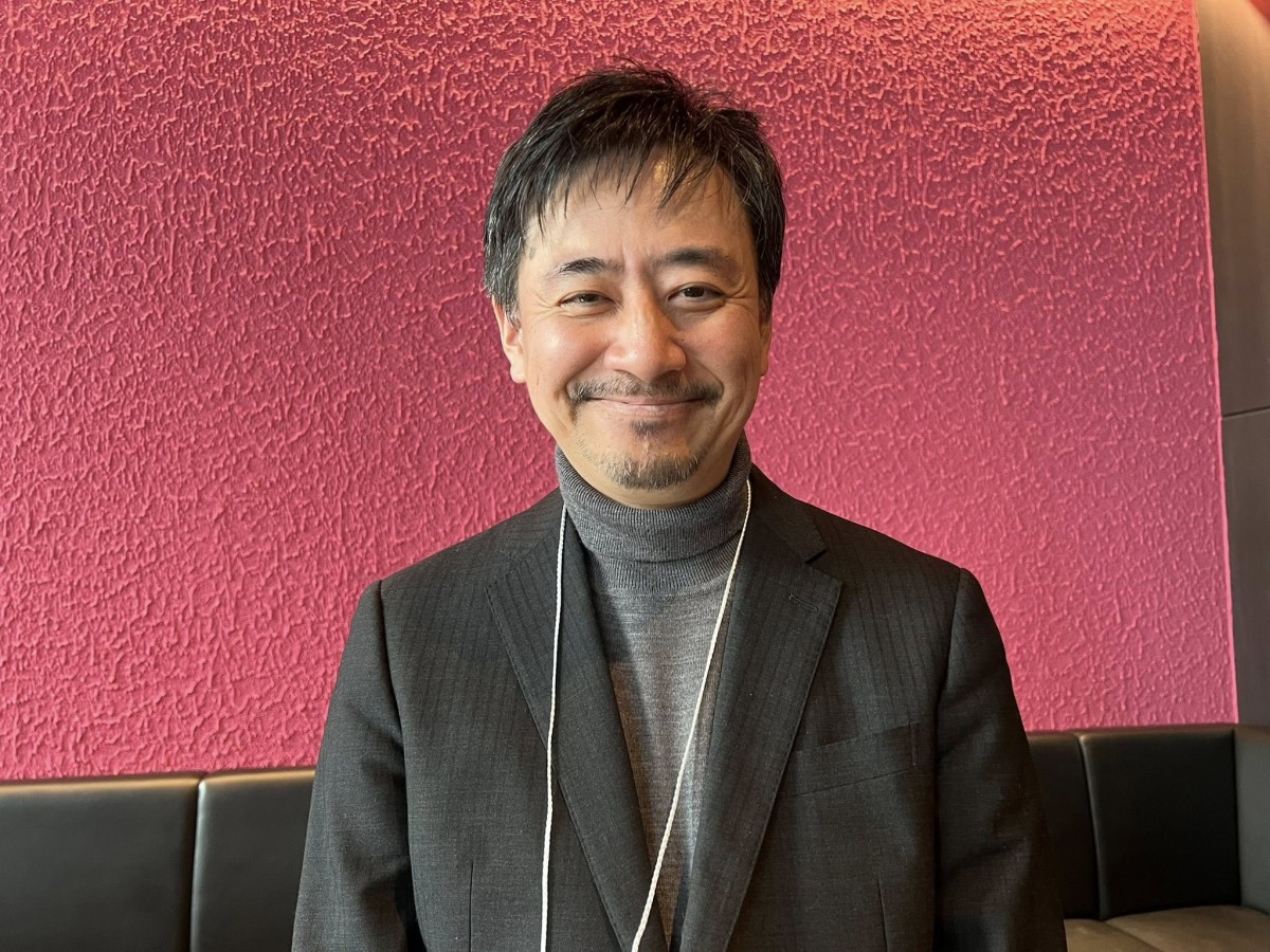 妻に切ってもらった髪型がきまっている坂本昌彦さん