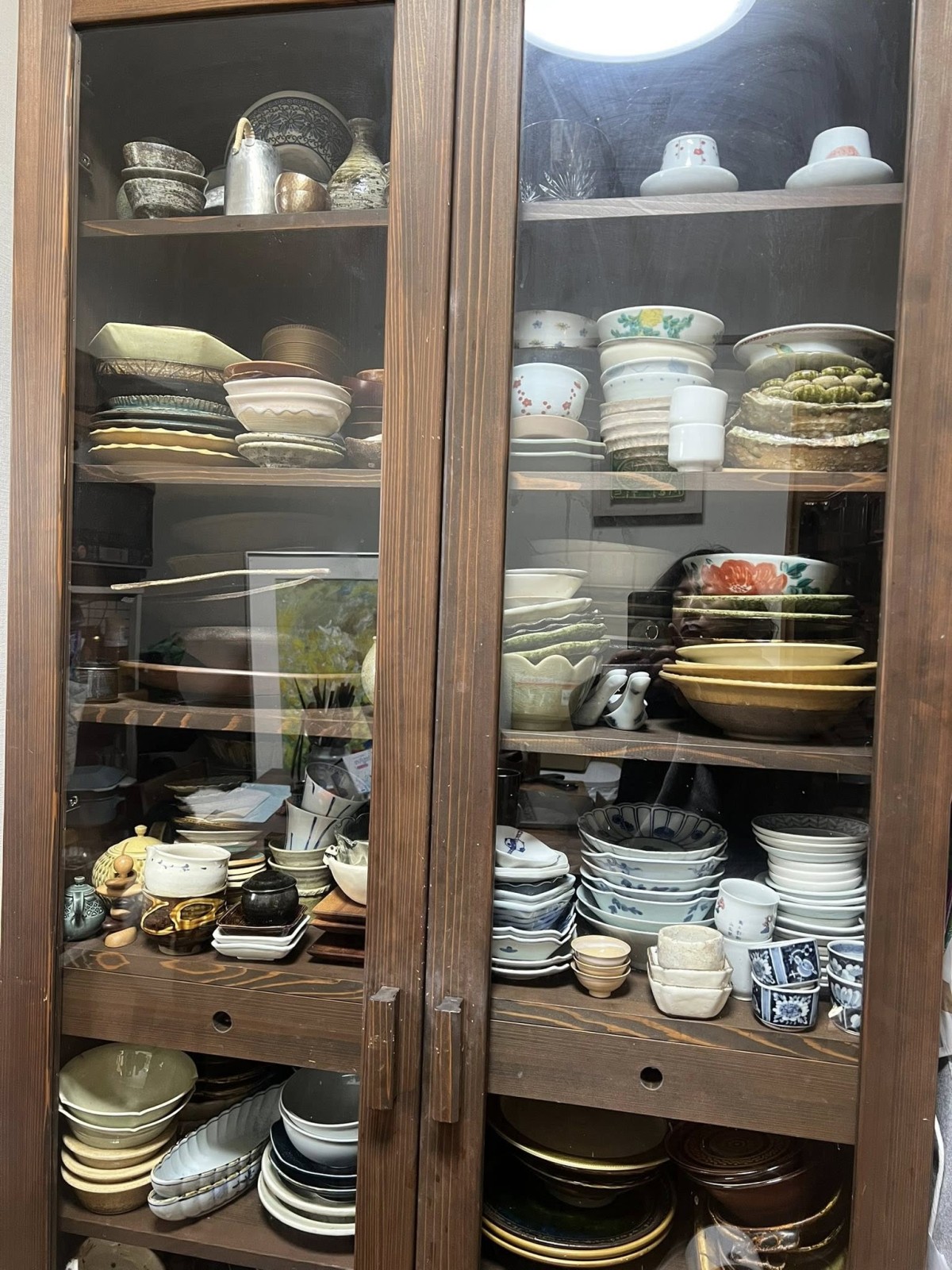 自宅のメイン食器棚。人を招いてご飯を作って食べさせるのも大好きです。