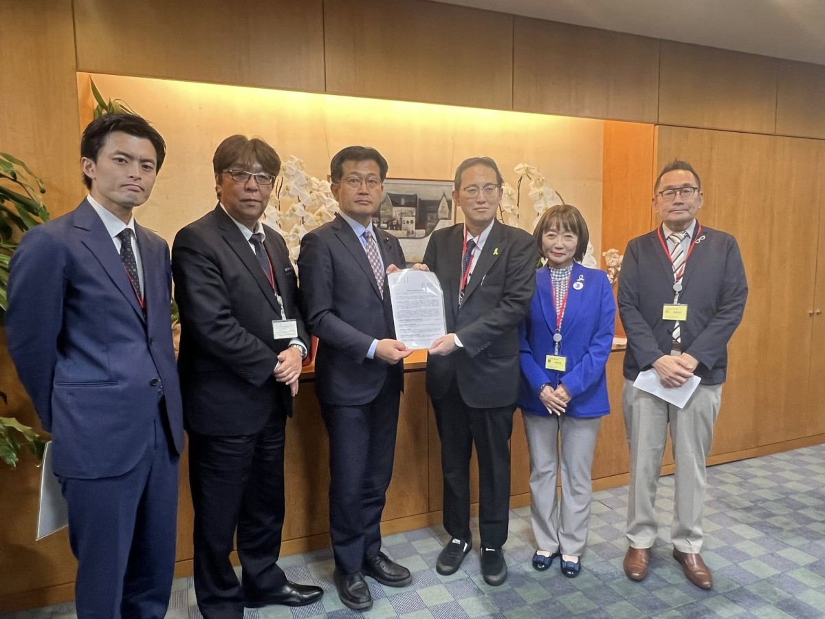 仁木博文厚生労働副大臣に要望書を手渡す天野慎介・全がん連理事長ら（左から、大坪恵太・日本難病・疾病団体協議会事務局長、吉野孝之・日本癌治療学会、日本臨床腫瘍学会両理事長、仁木副大臣、天野慎介・全がん連理事長、轟浩美・全がん連事務局長、宿野部武志・ピーペック代表理事）