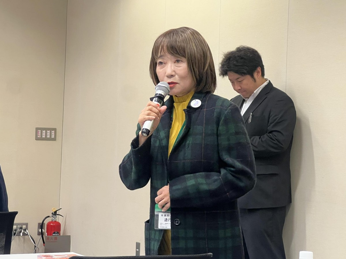 自身のがん患者体験を語りながら、高額療養費制度の重要性を訴える轟浩美さん（撮影・岩永直子）