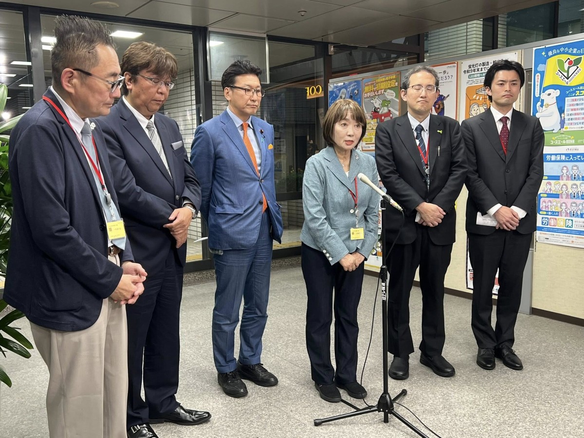 手渡し後、記者団への取材に答える患者団体代表ら