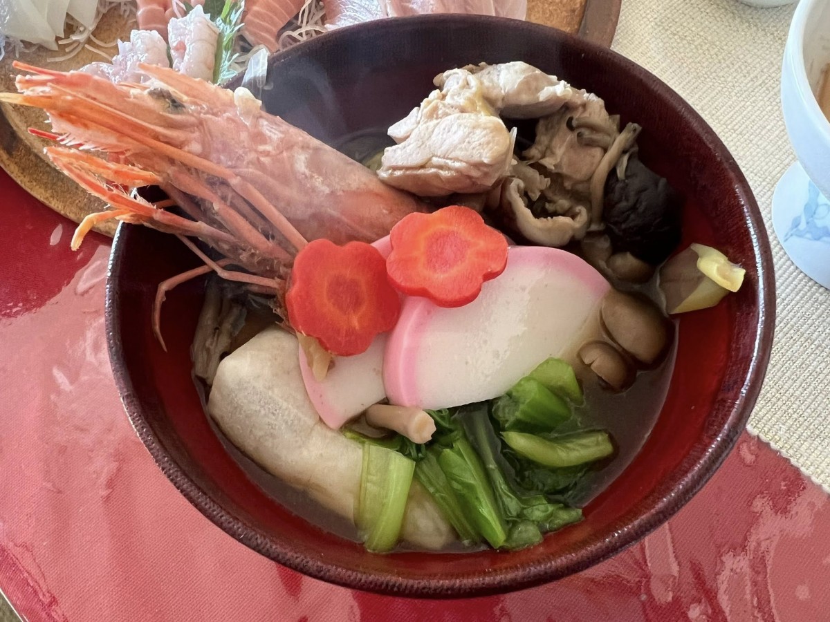 実家の雑煮。母は山口、父は長崎出身で、雑煮は鰹と昆布出汁の澄ましで、鶏肉、ほうれん草、かまぼこ、椎茸、にんじん、海老が入っています。