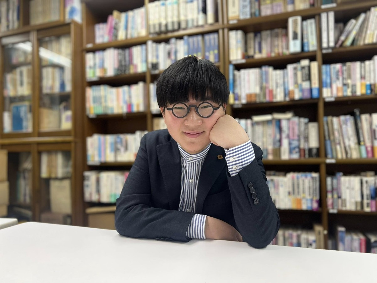 川中だいじさん。着ているスーツは、森友問題で財務省の公文書改竄を強要され自殺した赤木俊夫さんのものを譲り受けた（撮影・岩永直子）