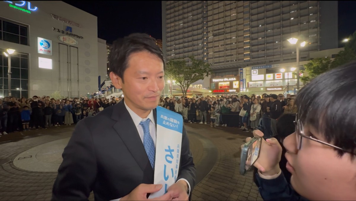 兵庫県知事選で斎藤元彦候補に取材する川中だいじさん（日本中学生新聞提供）