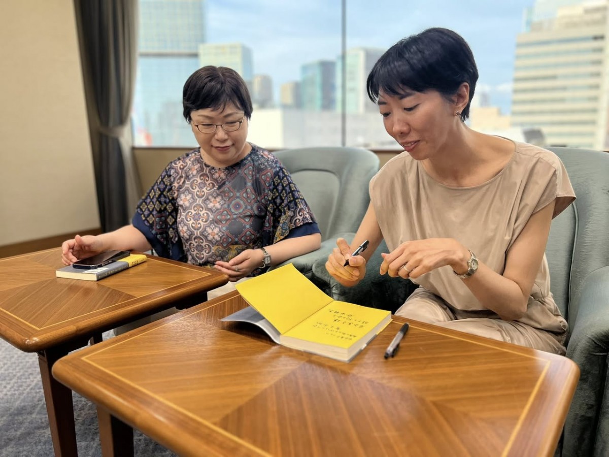 二人にサインをもらいました。「好きな言葉を入れてください」と無茶ぶりしたら、青木さんは「病気の私のそばにいて」、谷田さんは「弱さと向き合う」と書いてくれました。(撮影・岩永直子)