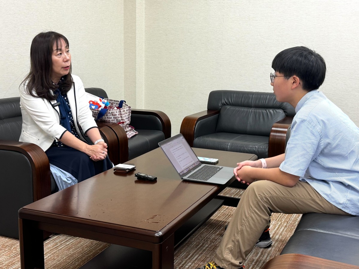 ギャンブル依存症問題を考える会の田中紀子代表を取材する川中だいじさん（「日本中学生新聞」提供）