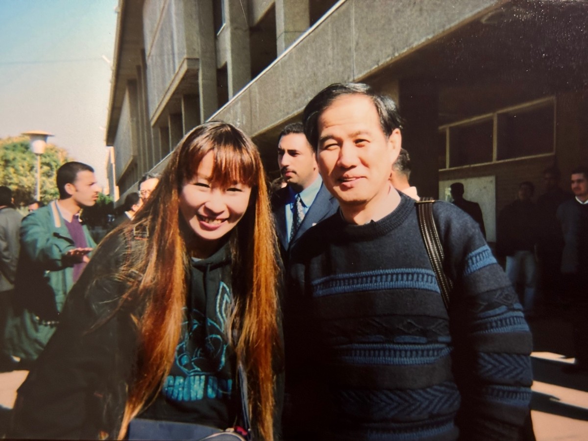 右翼団体の代表だった故・鈴木邦男さんと（雨宮処凛さん提供）