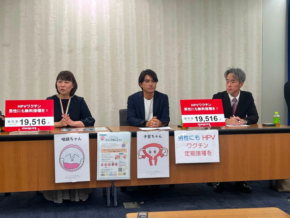 大臣面会後、記者会見する高橋幸子さん(左)、服部翼さん(真ん中)、高畑紀一さん(右)
