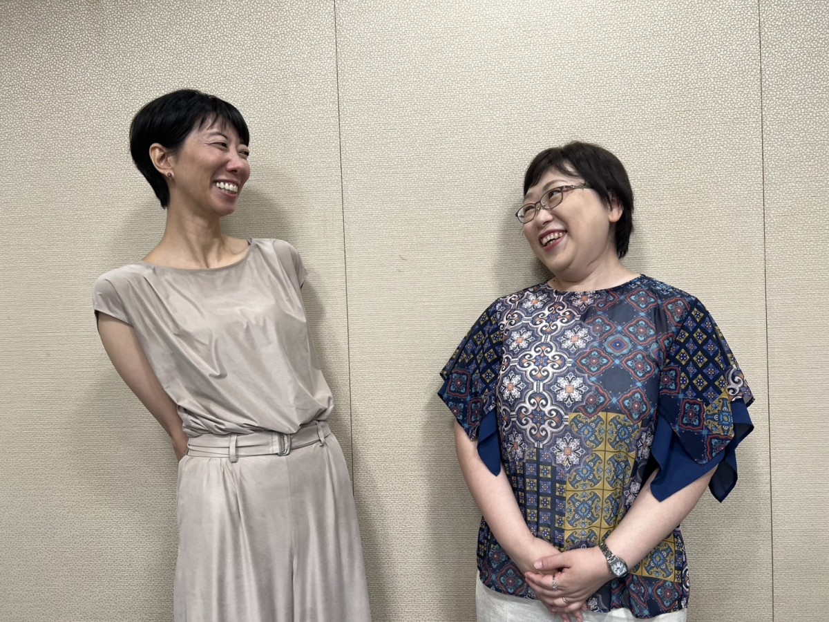 青木志帆さん(右)と谷田朋美さん。二人とも仲良く、おしゃべりが止まらない(撮影・岩永直子)