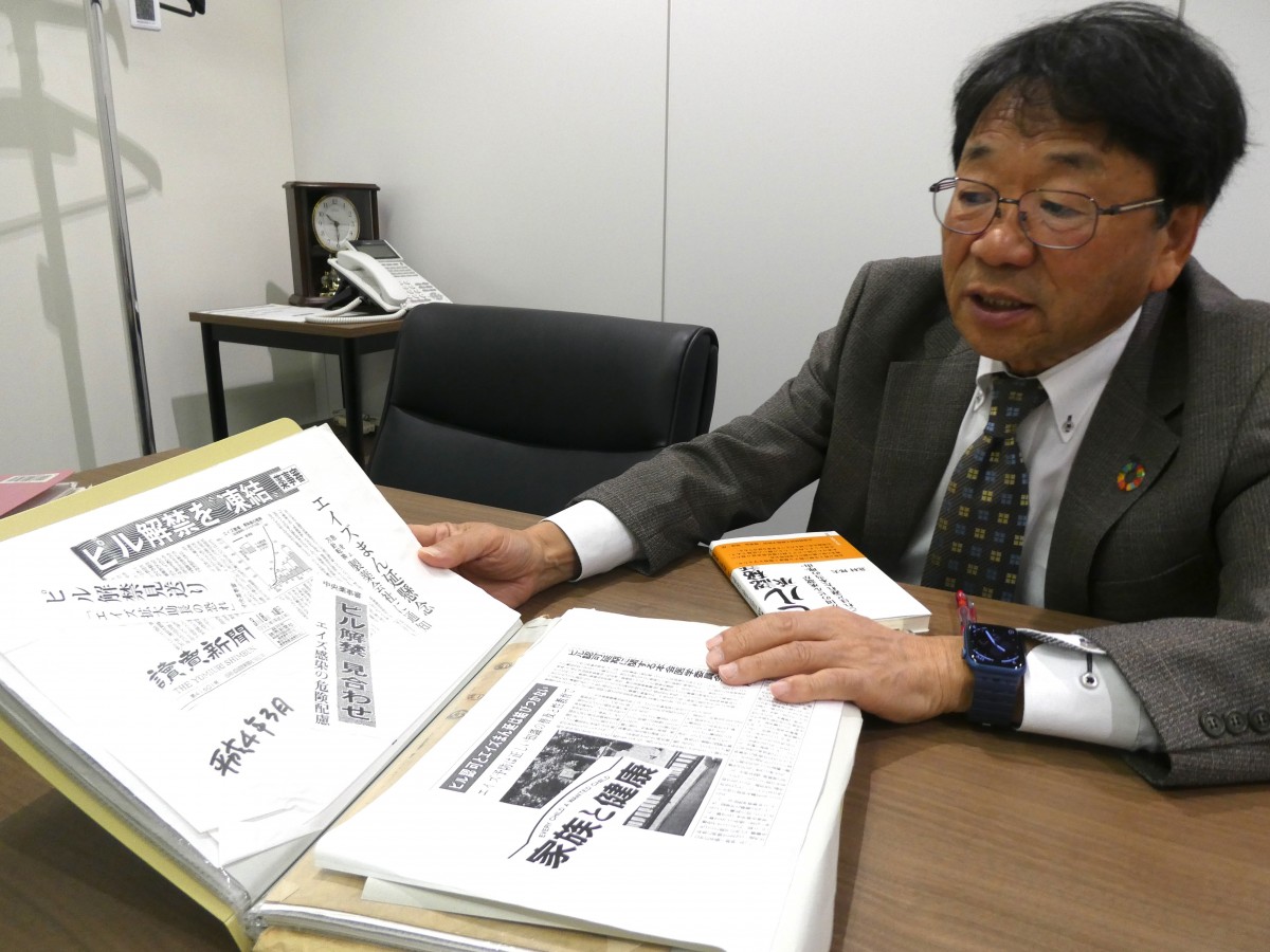 ピル解禁が凍結されたことを報じるスクープ記事を見せる北村さん（撮影・岩永直子）