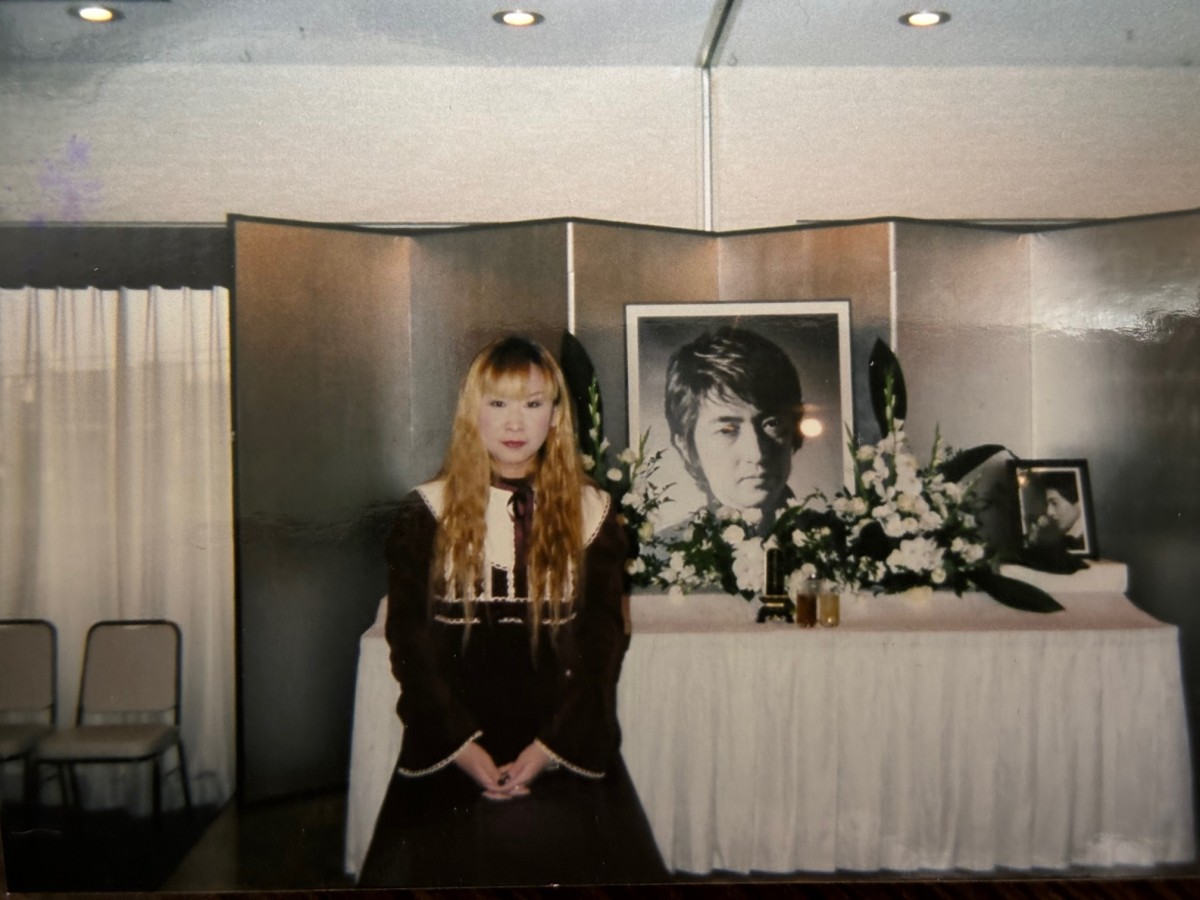 作家の見沢知廉さんの葬儀で（雨宮処凛さん提供）