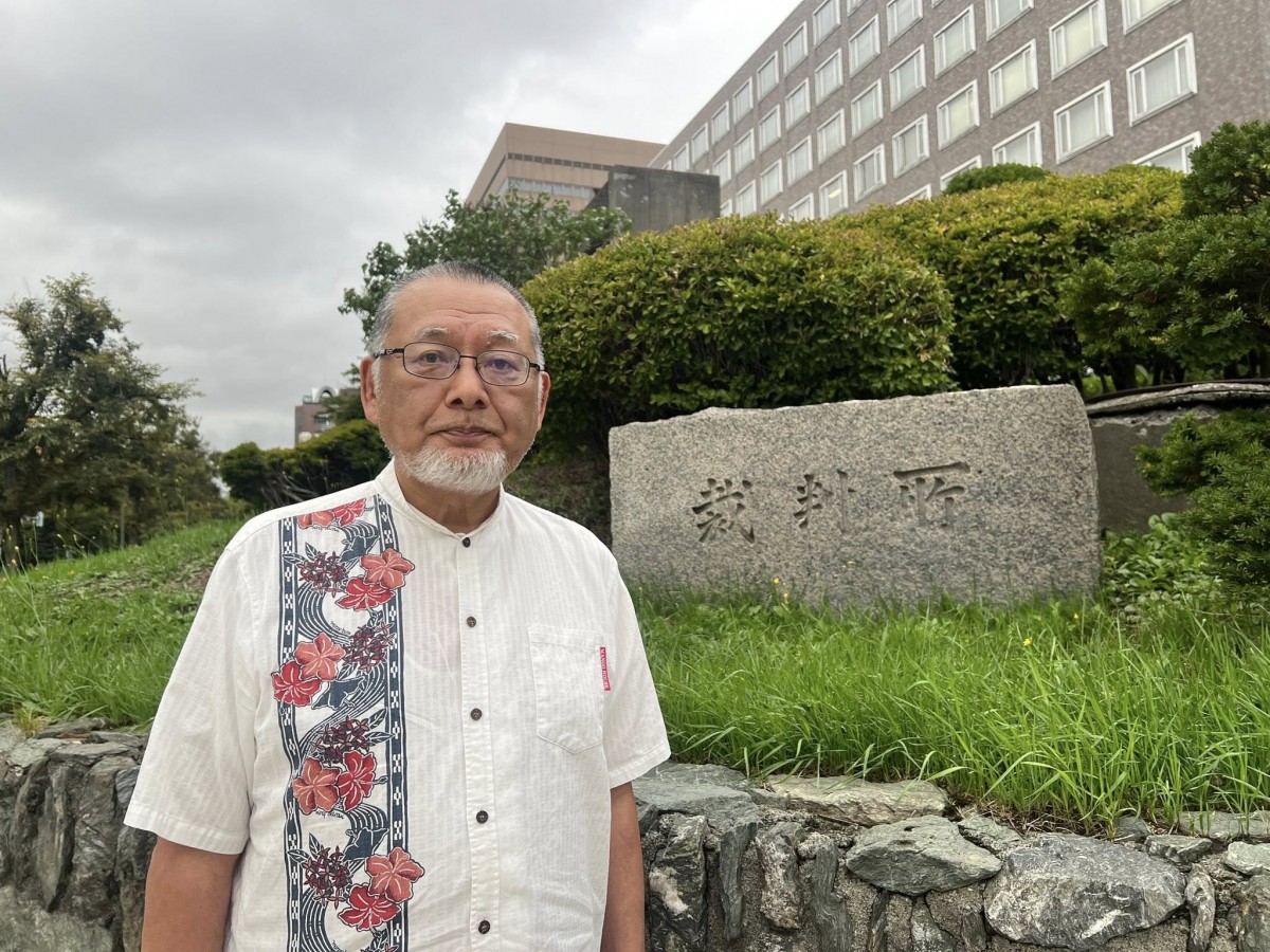 数々の訴訟を担当してきた札幌地方裁判所の前で(撮影・岩永直子)