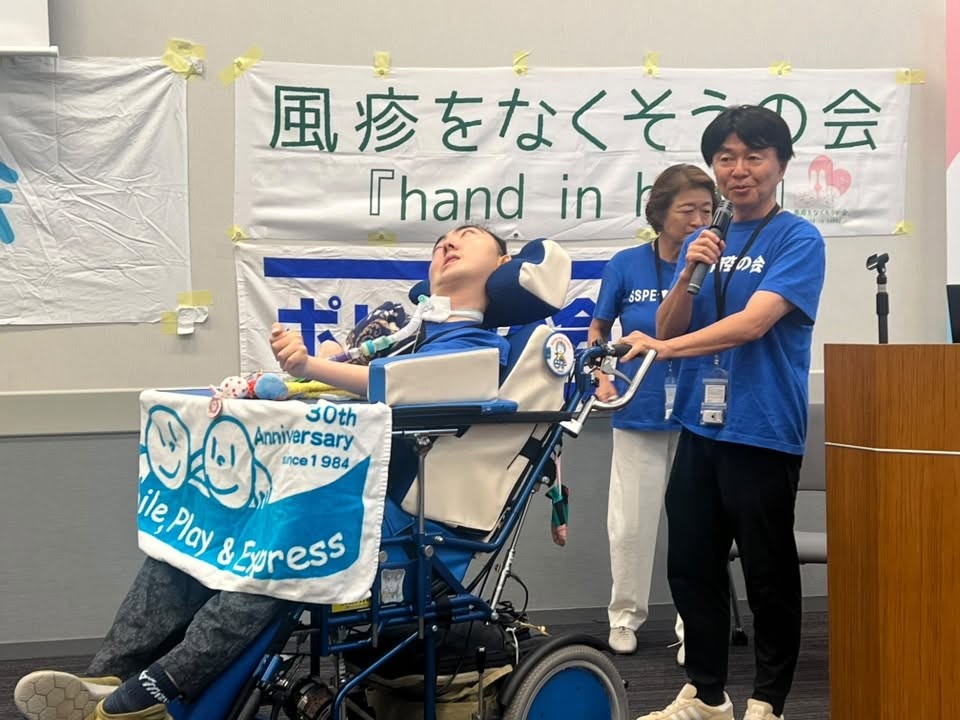 SSPEの恐ろしさを訴える辻せ治仁さん(右)と息子の海人さん(左)