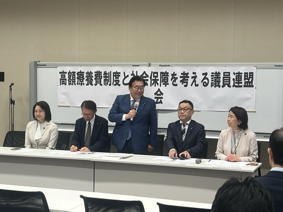 会長就任の挨拶をする後藤茂之氏（真ん中、撮影・岩永直子）