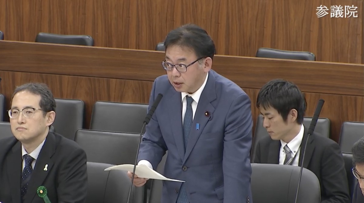 答弁する上野賢一郎厚労相