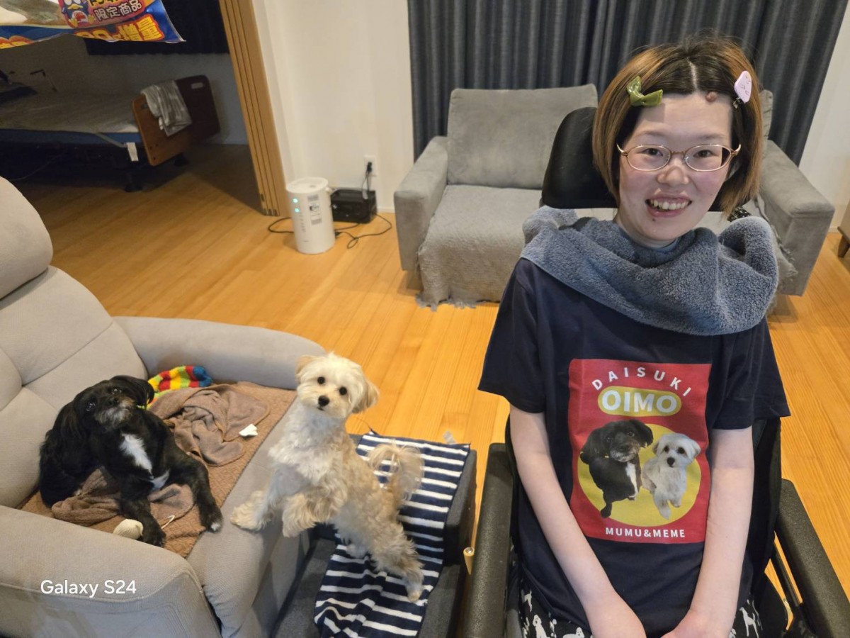 大好きなムム（黒色）と新しく迎え入れた妹分メメ（白色）と。ムム＆メメをデザインしたTシャツも作って楽しんでいる（小笠原さん提供）