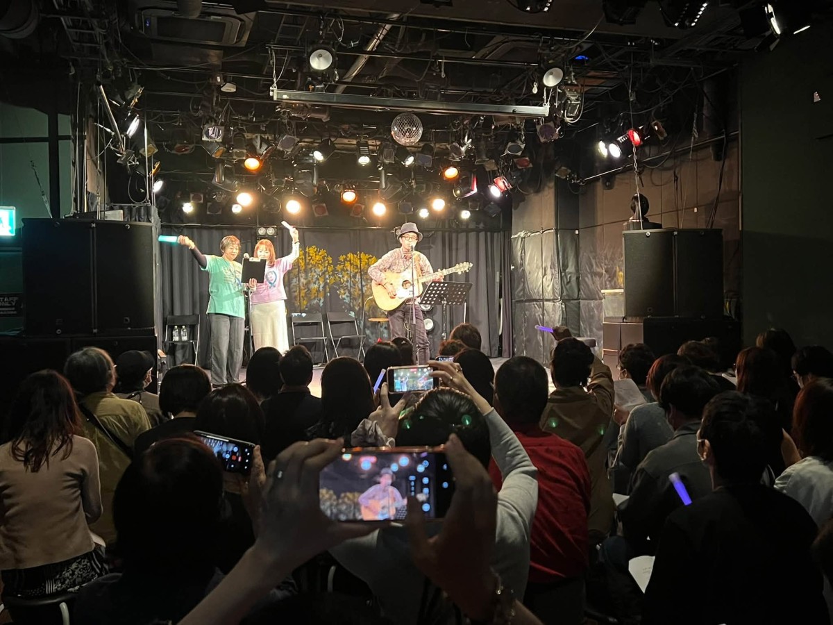 勝俣さんらの演奏に合わせて会場も歌った