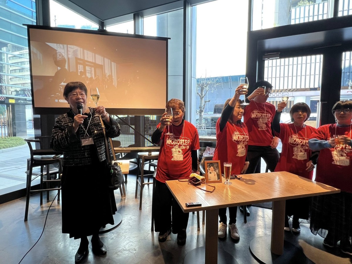 乾杯の挨拶をする多屋馨子さん（左）