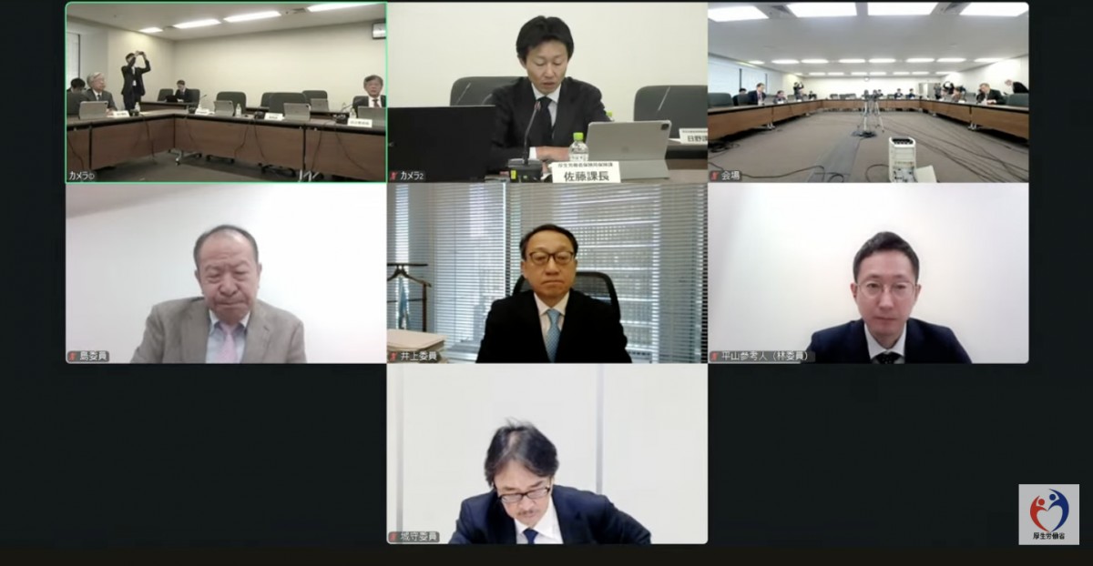 取りまとめ案について議論する専門委員会の委員ら