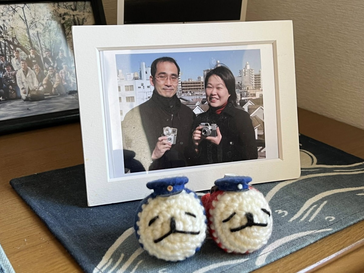 自宅の玄関に置かれた夫婦の写真と徹さんが作った編みぐるみ(撮影・岩永直子)