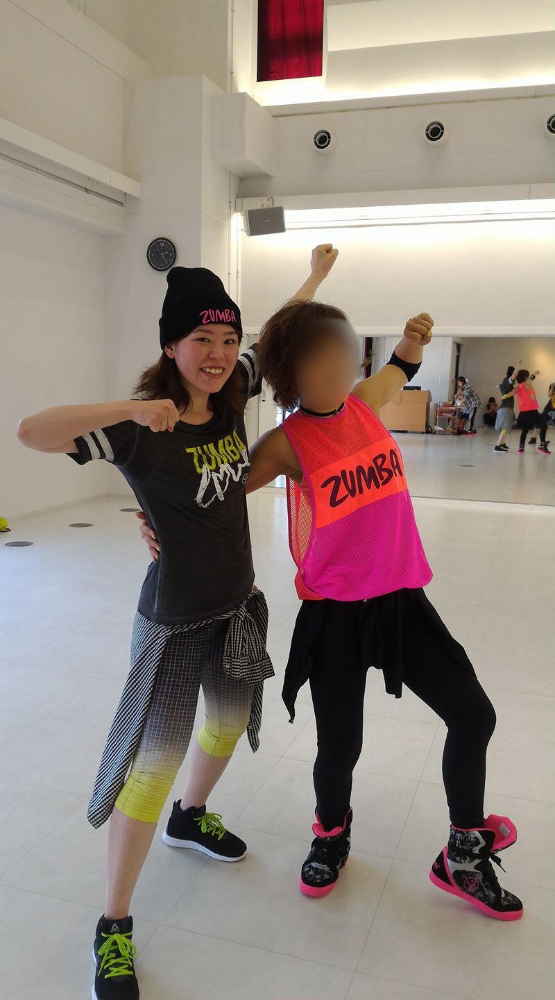 ズンバに熱中していた頃（左）。体を動かすことが大好きだった（小笠原さん提供）