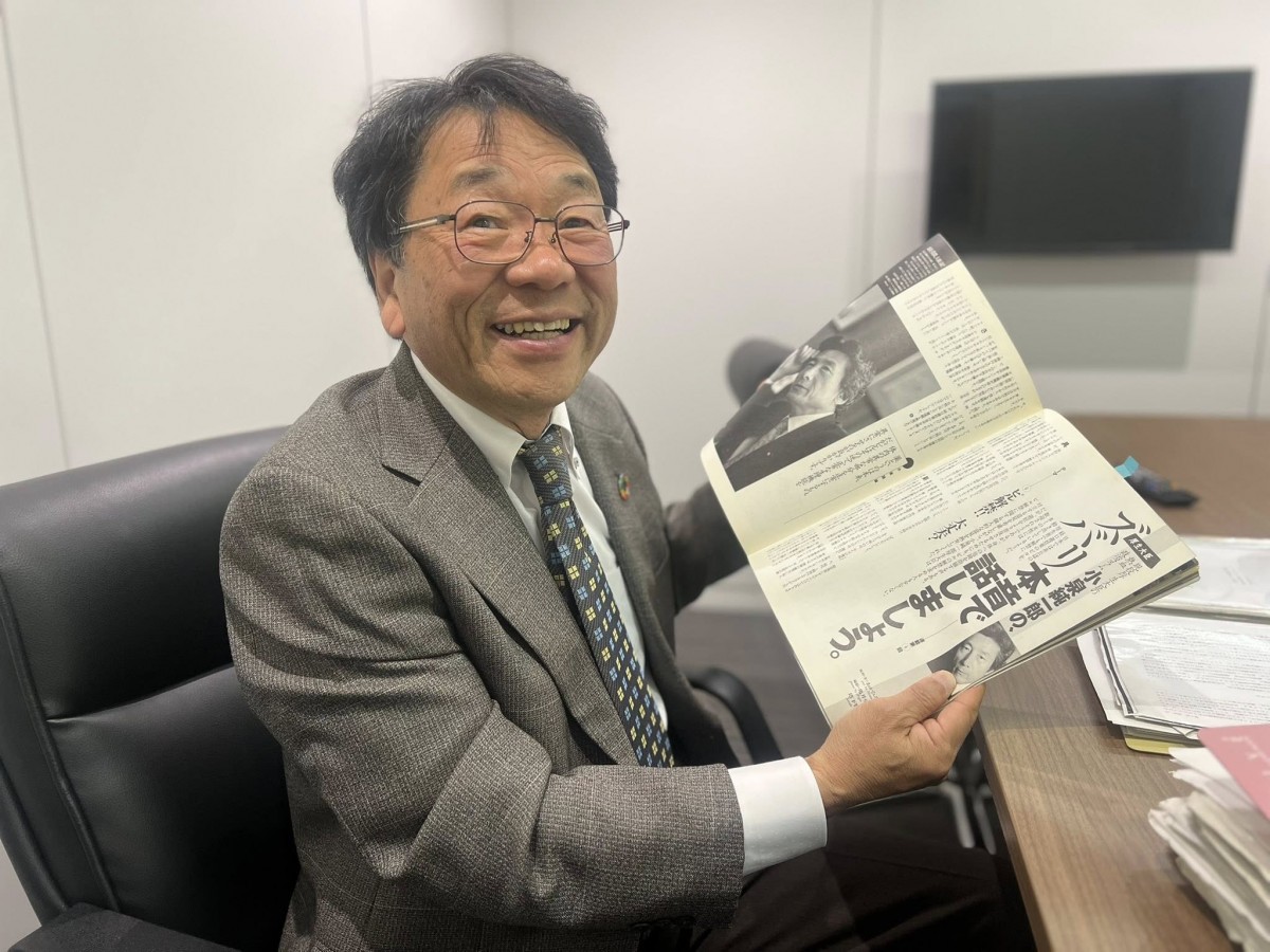 小泉純一郎氏がピルについて語った雑誌を見せる北村さん（撮影・岩永直子）