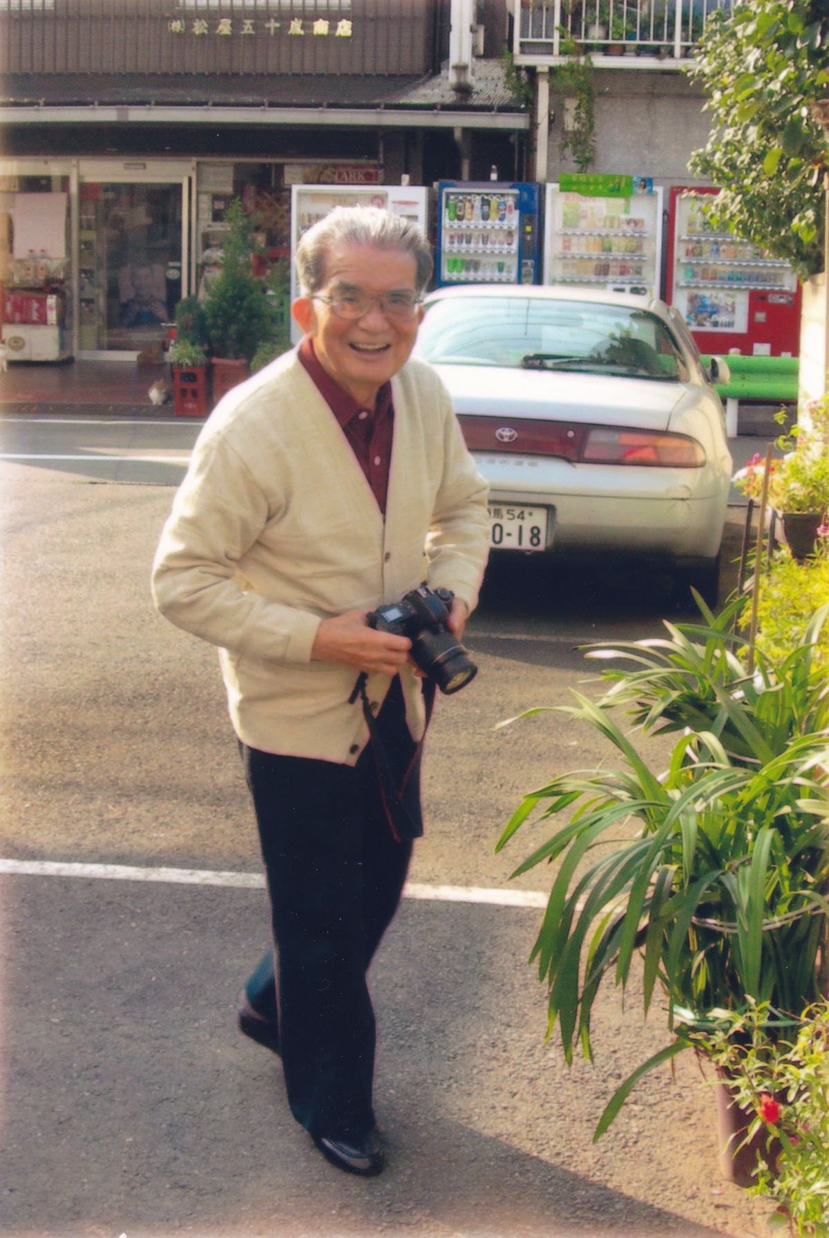 一緒にカメラを持っては近所を散歩しながら撮影した義父の小池三郎さん（小池紀子さん提供）