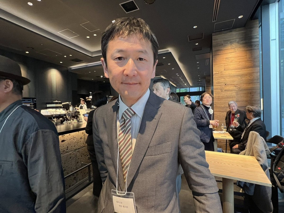 岩田健太郎さん。足元はスニーカーでした。