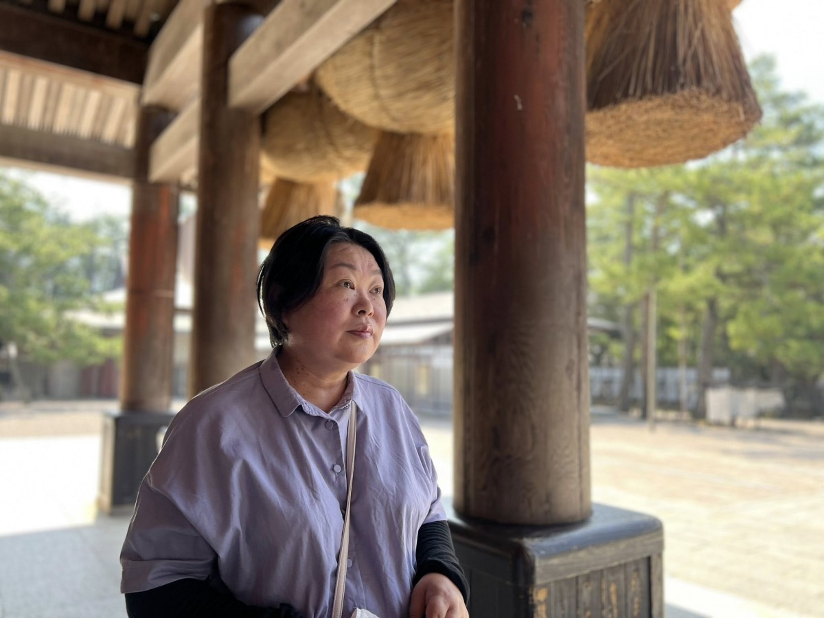 出雲市民にとって出雲大社は単なる神社ではなく、もっと身近な心の拠り所と話す紀子さん。二人でもよく写真散歩に来た。いまはお参りの旅に夫の回復を祈る
