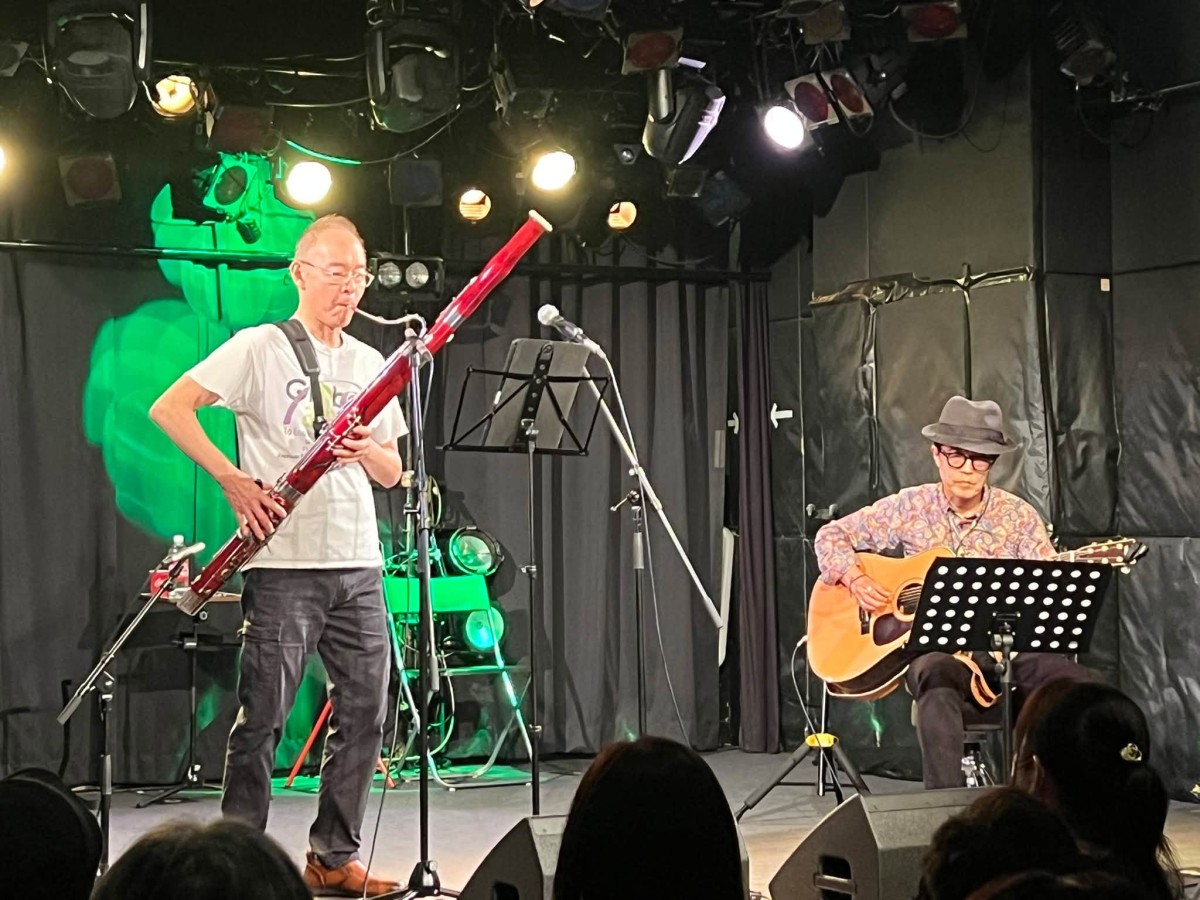 ファゴットを吹く藤原さん（左）とギターを伴奏する勝俣範之さん