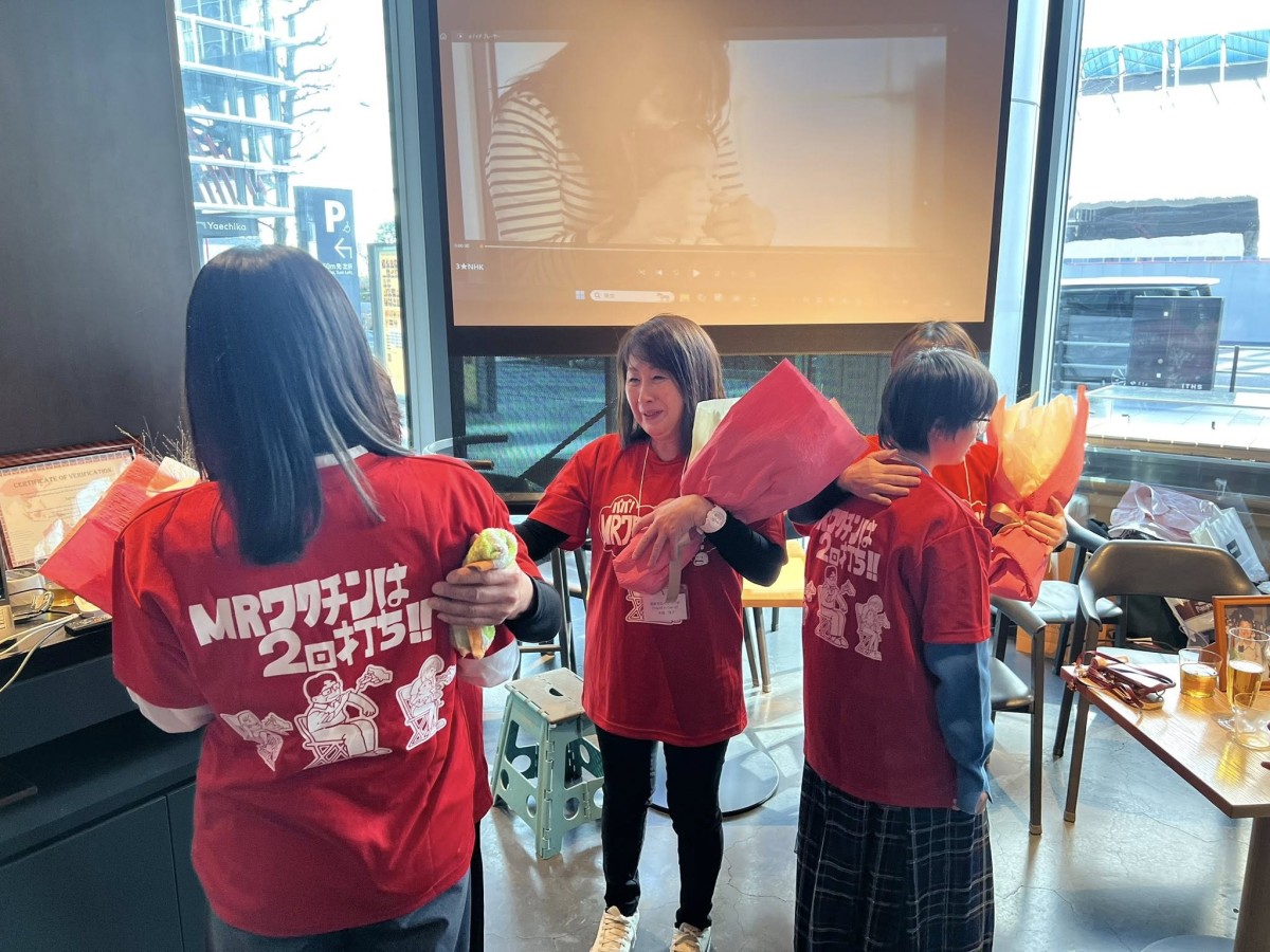 娘たちから花束を受け取る大畑さん（真ん中）ら