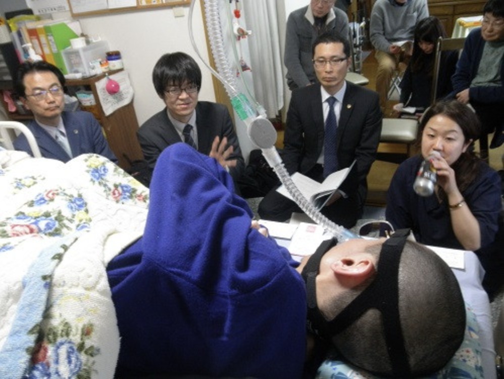 自宅に全国から集まってきてくれた介護保障ネットの弁護士たち。左端が共同代表の一人、藤岡毅さん