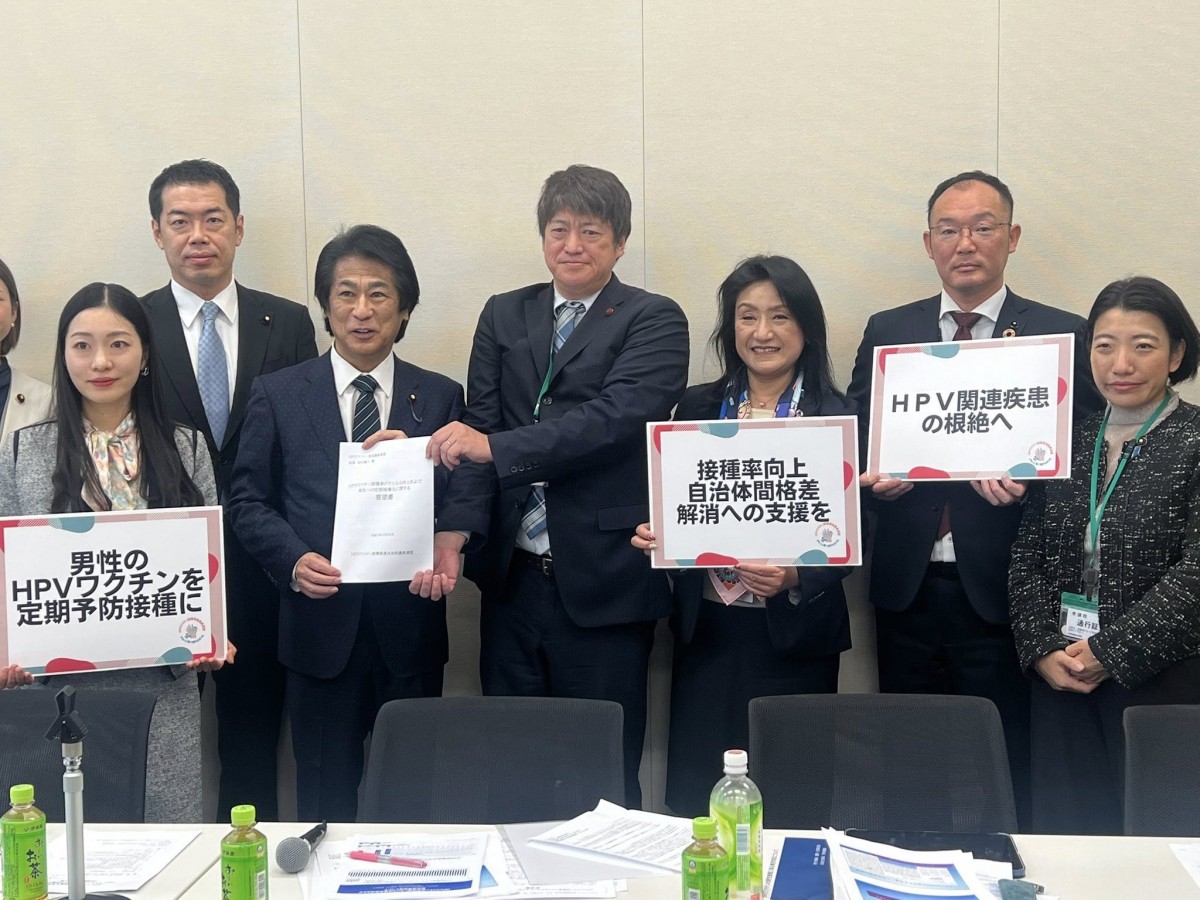要望書を手渡す「HPVワクチン接種推進自治体議員連盟」の成田祐樹共同代表（左から3番目）と受け取る田村憲久・自民党議連会長(左から3番目)