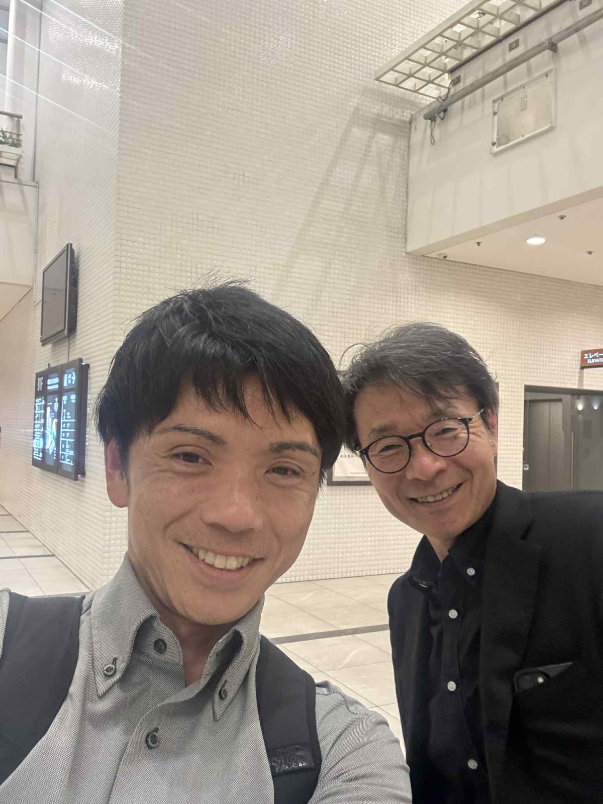 薬剤師としての人生を開いてくれた恩師、岡田浩さん（右）と（野村洋介さん提供）