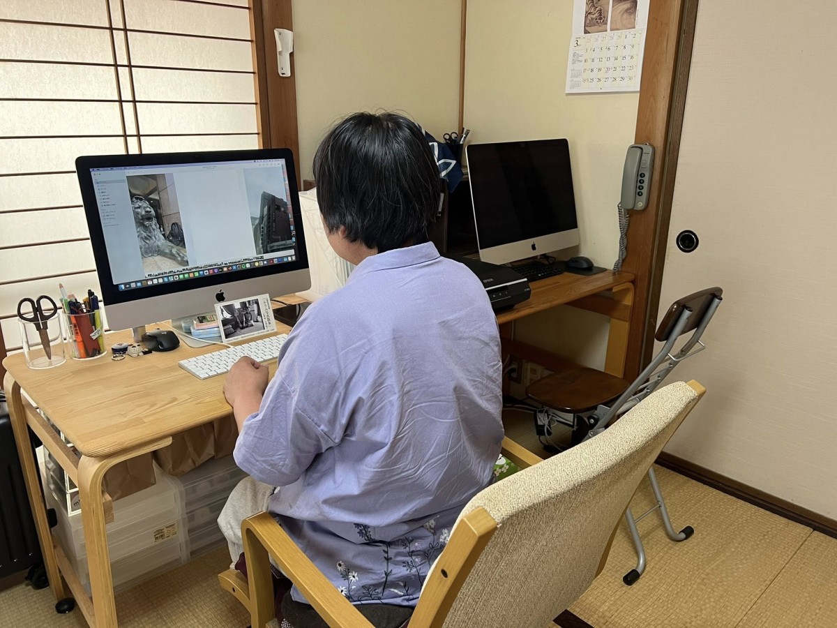 隣り合って並べたパソコンで、互いに撮った写真を見せ合っては語り合うのが好きだった(撮影・岩永直子)
