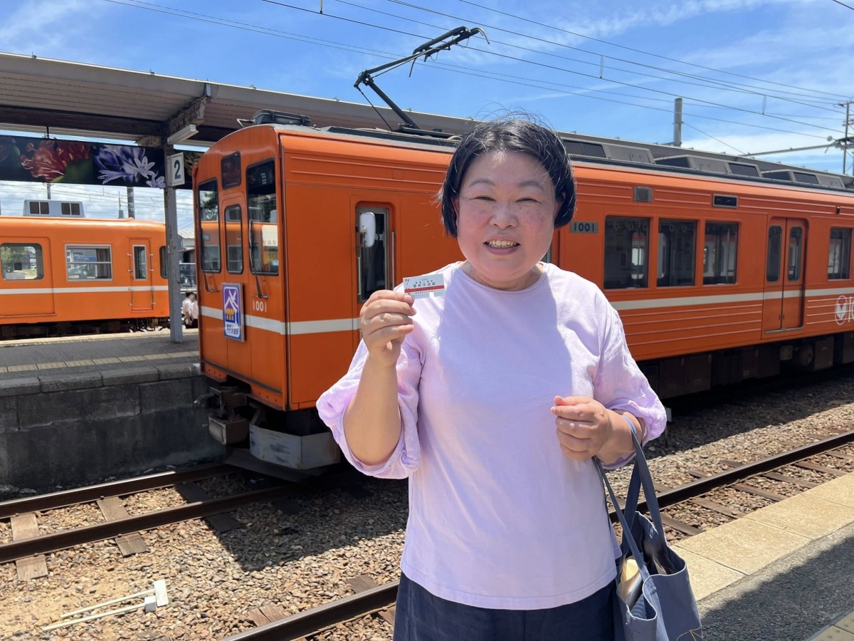 ばたでんの前で、入場券を手に一枚(撮影・岩永直子)